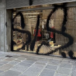 Film anti graffitis 100 microns AGI100 posé sur Paris